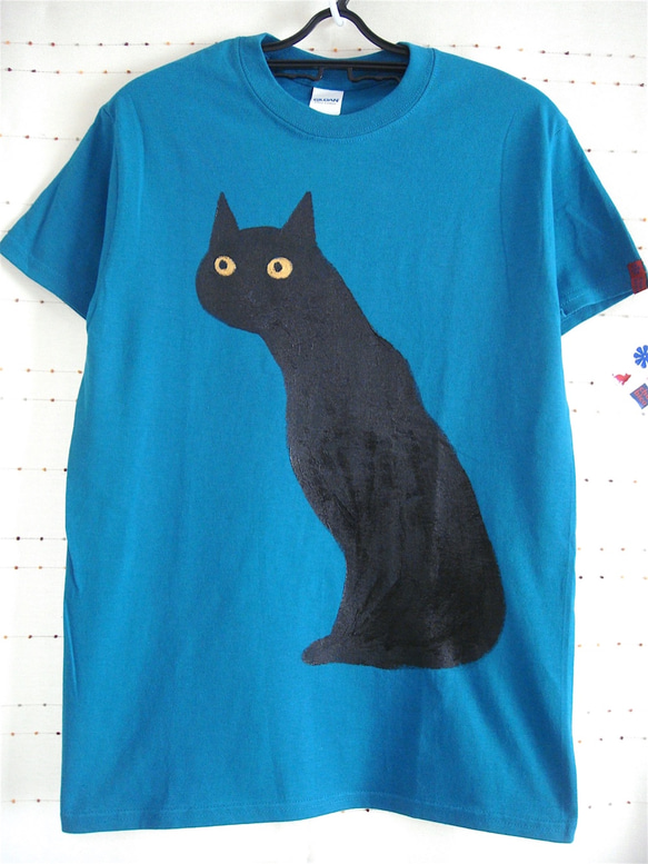 驚いてにゅうっと首伸びる黒猫・ろくっろ猫・びっくり顔・男子Sサイズ（女子M対応サイズ着丈長め） シアン・手描きTシャツ 1枚目の画像