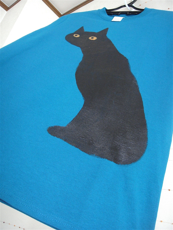 驚いてにゅうっと首伸びる黒猫・ろくっろ猫・びっくり顔・男子Sサイズ（女子M対応サイズ着丈長め） シアン・手描きTシャツ 5枚目の画像