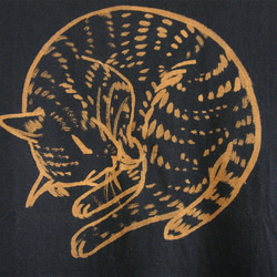 両面絵柄・丸まって眠る茶トラ&へそ天ごろん猫・レディスS〜Mサイズ（150〜160cm対応サイズ）黒・手描きTシャツ 2枚目の画像