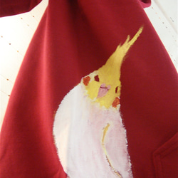 裏起毛前開きパーカー・フーディ―・両面絵柄・白オカメインコ三羽・メンズM(レディスL対応サイズ) 赤・手描き一点物 4枚目の画像