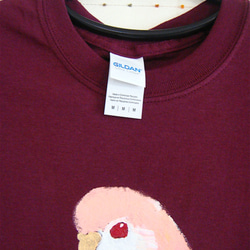 アキクサインコ ルチノー・ピンクのインコもふもふ・メンズMタグ（レディスL対応サイズ）えんじ＊手描きTシャツ＊ 2枚目の画像