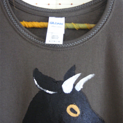 両面絵柄チュニック・立ち上がる黒山羊(背面も黒山羊) 瞳孔横・女子フリーサイズ(M〜XL対応)・カーキ・手描きTシャツ 2枚目の画像