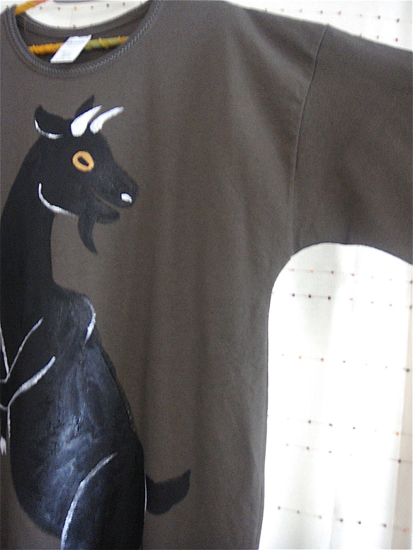 両面絵柄チュニック・立ち上がる黒山羊(背面も黒山羊) 瞳孔横・女子フリーサイズ(M〜XL対応)・カーキ・手描きTシャツ 4枚目の画像