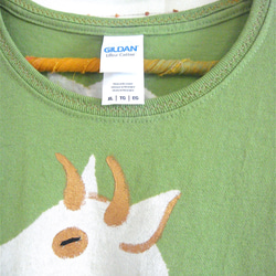 両面絵柄チュニック・立ち上がる白ヤギ（背面は牛柄山羊）・女子フリーサイズ(M〜XL対応)・キウイグリーン・手描きTシャツ 2枚目の画像