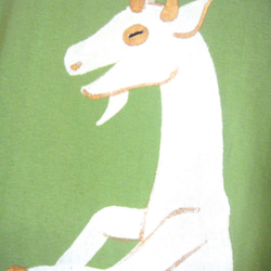 両面絵柄チュニック・立ち上がる白ヤギ（背面は牛柄山羊）・女子フリーサイズ(M〜XL対応)・キウイグリーン・手描きTシャツ 3枚目の画像