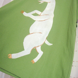 両面絵柄チュニック・立ち上がる白ヤギ（背面は牛柄山羊）・女子フリーサイズ(M〜XL対応)・キウイグリーン・手描きTシャツ 6枚目の画像