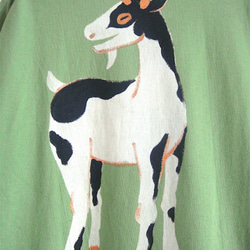 両面絵柄チュニック・立ち上がる白ヤギ（背面は牛柄山羊）・女子フリーサイズ(M〜XL対応)・キウイグリーン・手描きTシャツ 8枚目の画像
