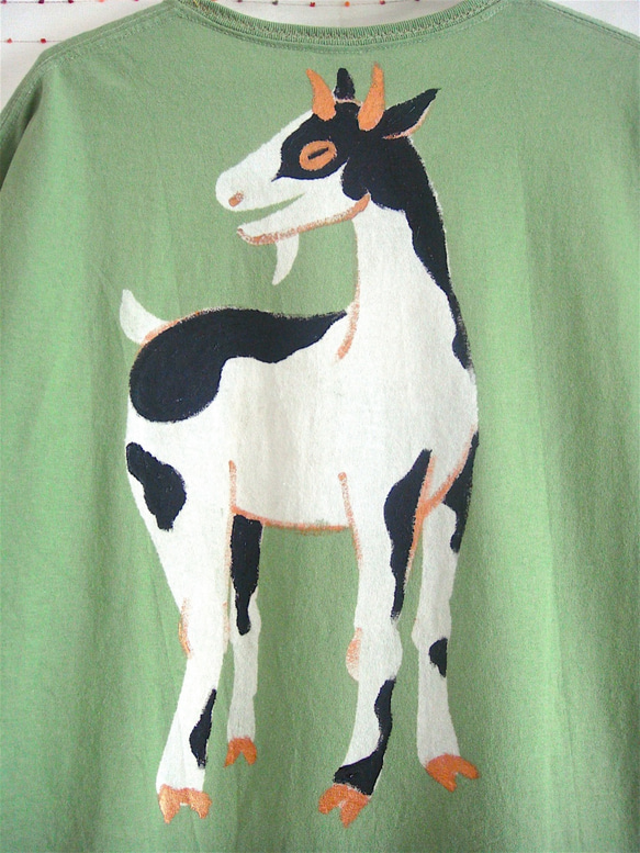 両面絵柄チュニック・立ち上がる白ヤギ（背面は牛柄山羊）・女子フリーサイズ(M〜XL対応)・キウイグリーン・手描きTシャツ 8枚目の画像