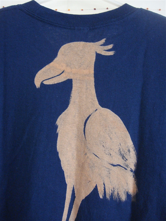 両面絵柄・長袖Tシャツ・袖リブ・ハシビロコウ・でかい動かない鳥・メンズL〜XLサイズ(女子XL対応サイズ) 紺・手描き 7枚目の画像
