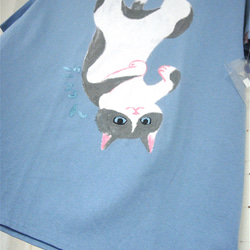 ごろん猫・へそ天ねこ・グレー牛柄ネコ・メンズL〜XL(レディスXL対応サイズ) 水色＊手描きTシャツ＊chobico 5枚目の画像