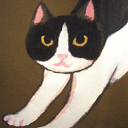伸び〜んをする牛柄猫・もふもふネコねこ・耳ピンク・肩かけトートバッグM (A3が横に入るサイズ)）カーキ・手描き一点物 2枚目の画像