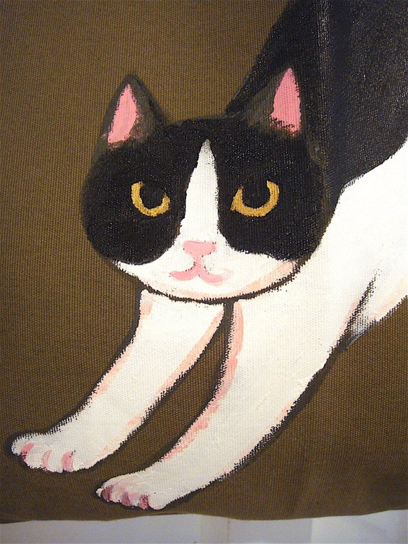 伸び〜んをする牛柄猫・もふもふネコねこ・耳ピンク・肩かけトートバッグM (A3が横に入るサイズ)）カーキ・手描き一点物 2枚目の画像