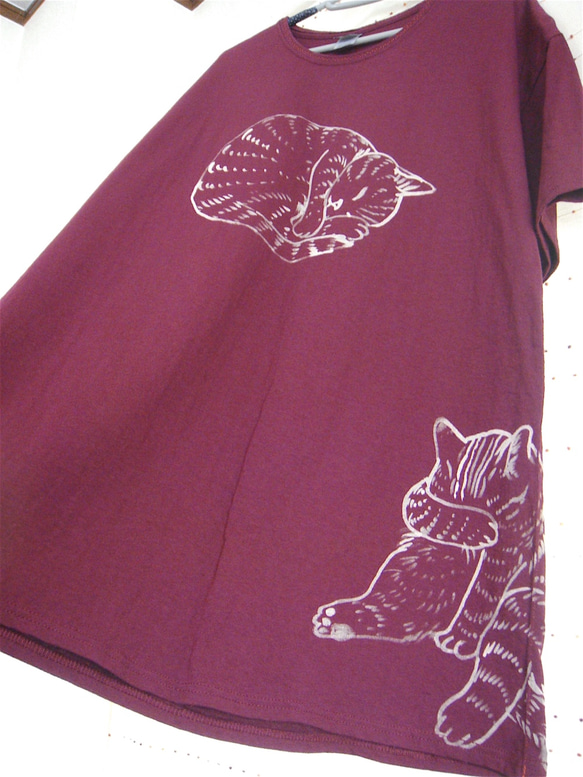 両面絵柄 Tシャツ リメイク チュニック・丸まって眠る茶トラ&スコ猫・女子フリーサイズ(M〜XL対応)えんじ・手描き 6枚目の画像