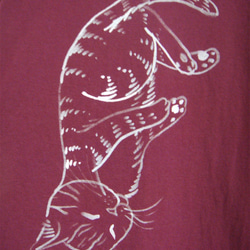 両面絵柄 Tシャツ リメイク チュニック・丸まって眠る茶トラ&スコ猫・女子フリーサイズ(M〜XL対応)えんじ・手描き 9枚目の画像
