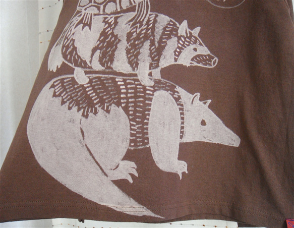 長袖Tシャツ・ヨワーメン(ブレーメンの様に弱い動物を積んだデザイン)茶色・女子Sサイズ対応（150cm）手描き 4枚目の画像
