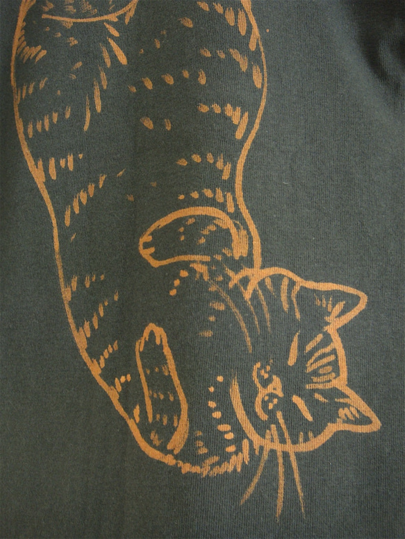 両面絵柄・丸まって眠るネコ&へそ天で眠る茶トラ猫・もふもふねこ・120cm・深緑・手描きTシャツ＊chobico＊ 7枚目の画像