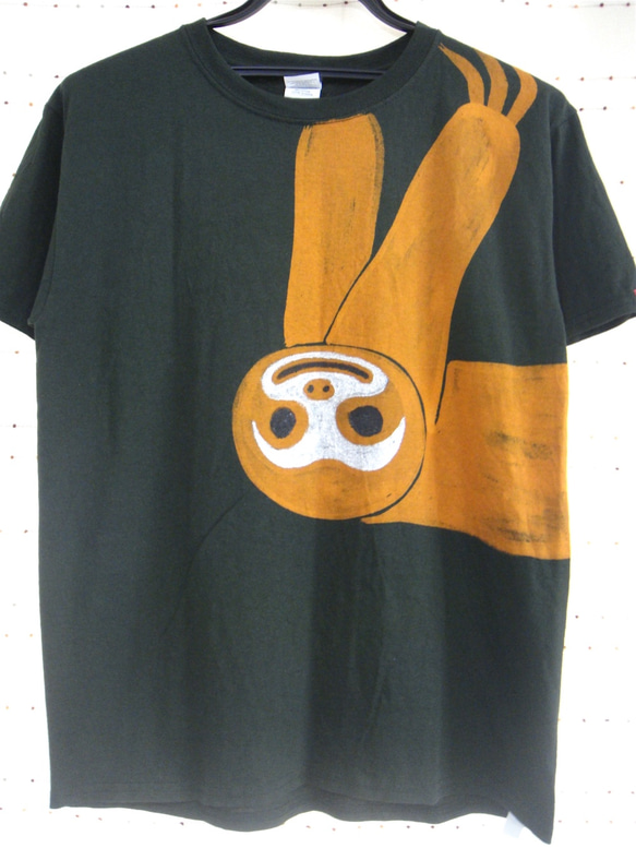 両面絵柄・ナマケモノ・肩からぶら下がってるレディスM〜Lサイズ（メンズS対応サイズ 着丈短め）深緑・手描きTシャツ 1枚目の画像