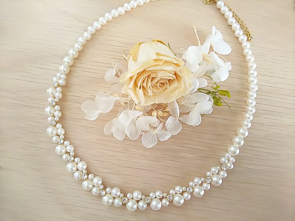 華奢なサイズ感と贅沢にスワロフスキーを使用したパールネックレス 1枚目の画像