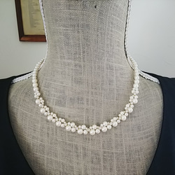 華奢なサイズ感と贅沢にスワロフスキーを使用したパールネックレス 2枚目の画像