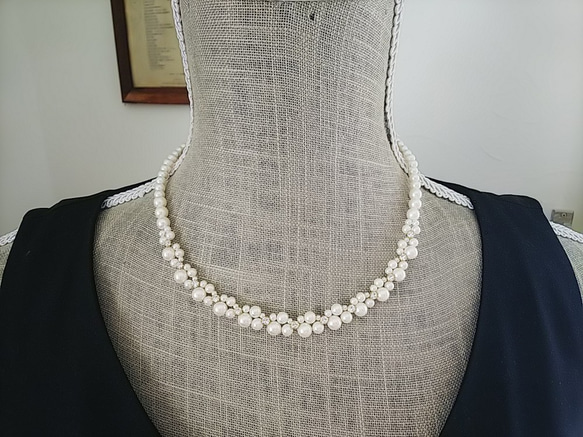 華奢なサイズ感と贅沢にスワロフスキーを使用したパールネックレス 2枚目の画像
