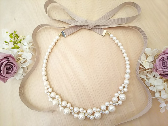 パールとスワロフスキーのリボンネックレス（ベージュ） 2枚目の画像
