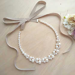 パールとスワロフスキーのリボンネックレス（ベージュ） 1枚目の画像