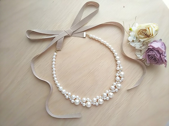パールとスワロフスキーのリボンネックレス（ベージュ） 1枚目の画像