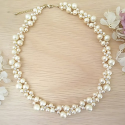 コットンパールとスワロフスキーを贅沢に使用した編込みネックレス 1枚目の画像