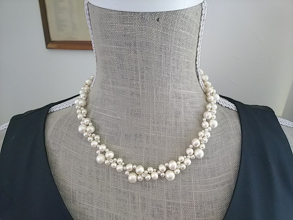コットンパールとスワロフスキーを贅沢に使用した編込みネックレス 2枚目の画像