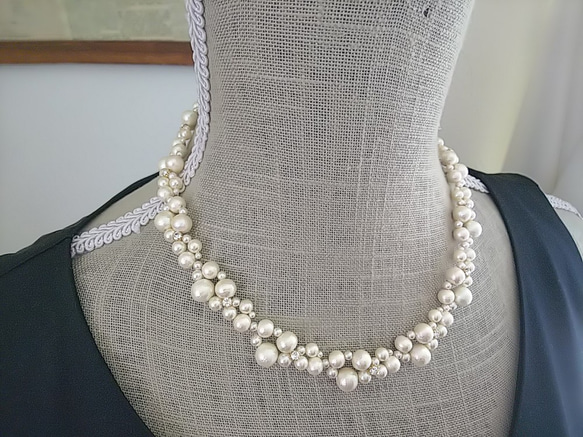 コットンパールとスワロフスキーを贅沢に使用した編込みネックレス 3枚目の画像