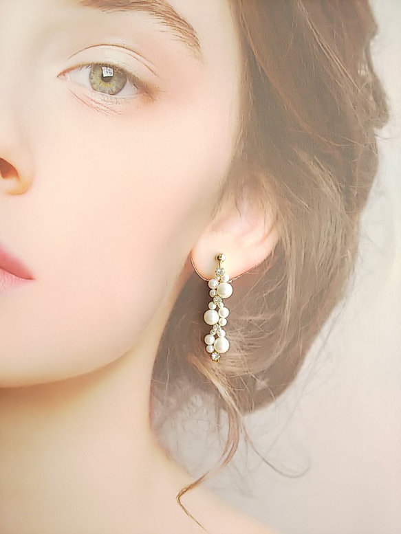 パールとスワロフスキーの編み込みイヤリング／ロング 1枚目の画像