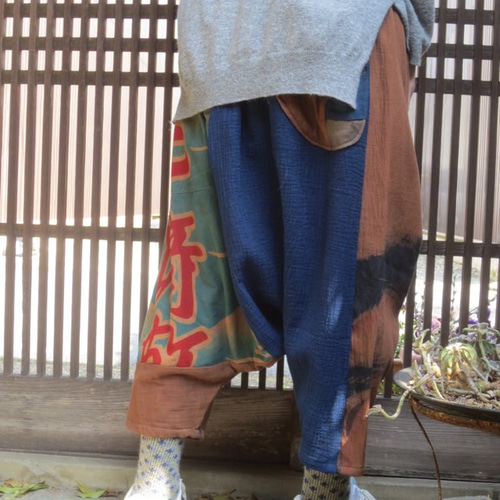 古布リメイクサルエルパンツ☆大漁旗・自然染・藍染・柿渋染 古布リメイクサルエルパンツ☆大漁旗・自然染・藍染・柿渋染