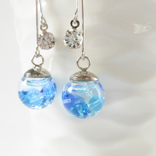 156 ガラスドーム✖︎高品質セルロースフラワー　ピアスorイヤリング シルバーフラワー×ウォーターイン オーロラガラスドームピアス