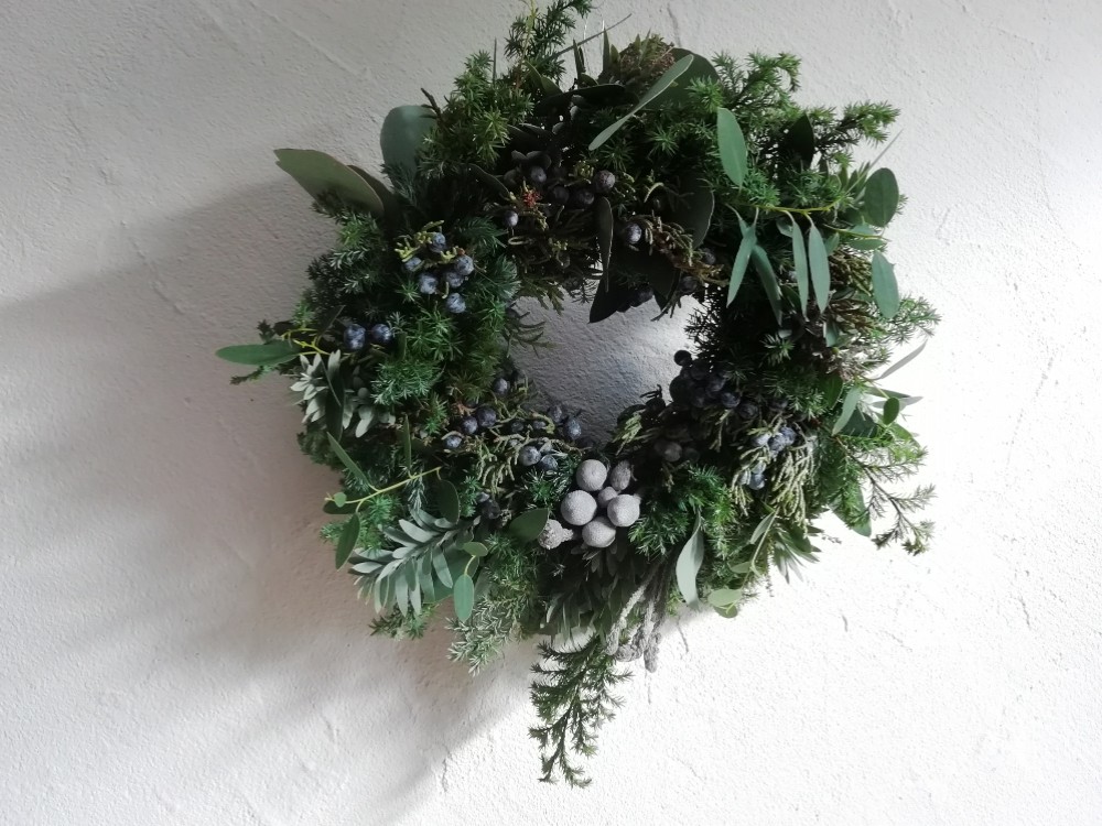 針葉樹・ユーカリ・月桂樹の動きある大きなクリスマスリース○ドライ