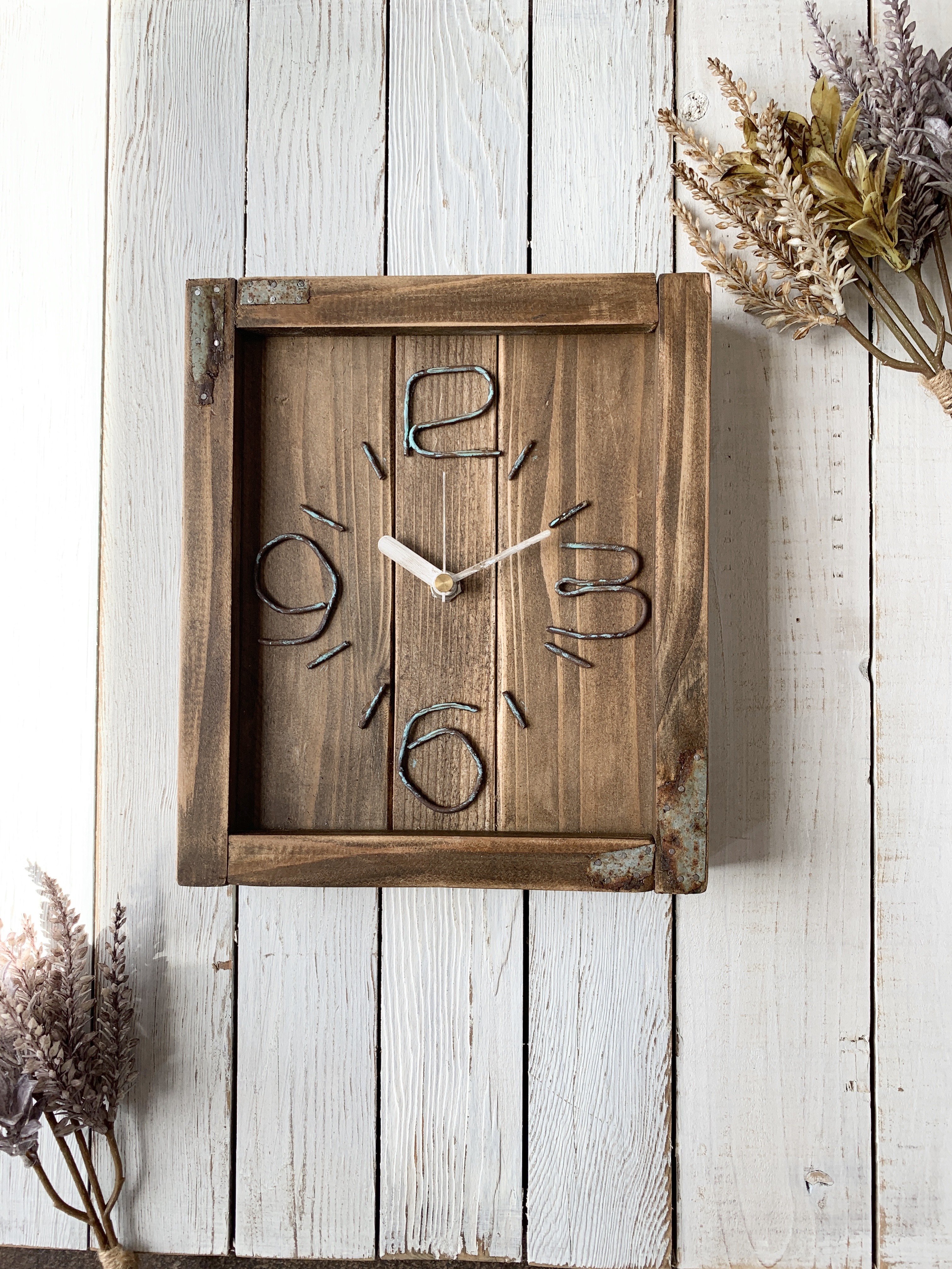 古ぼけた風合いの掛け時計228