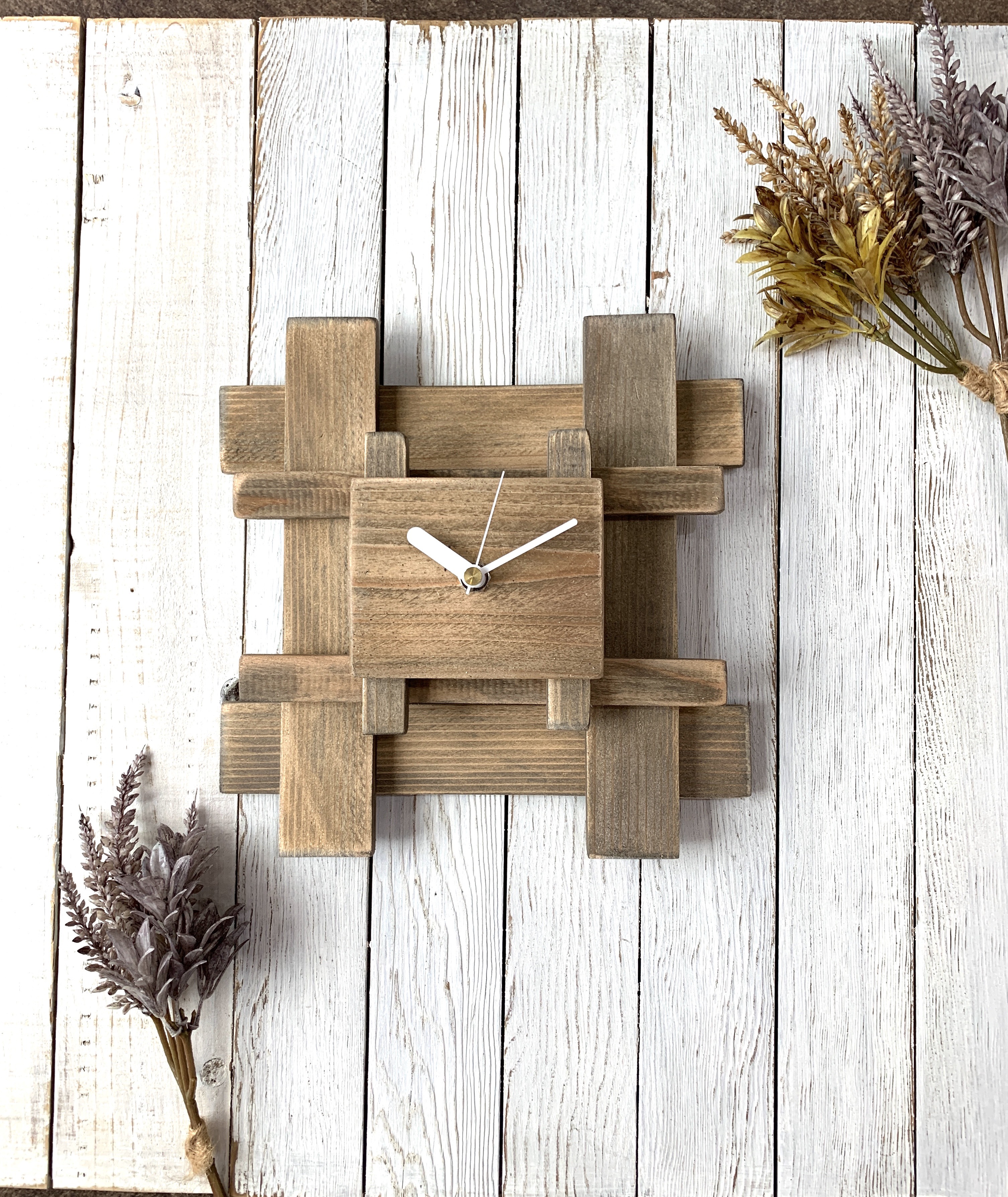 古ぼけた風合いの掛け時計229