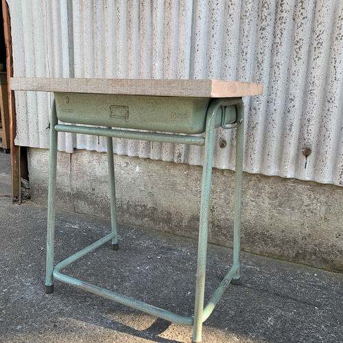 現品限り》無骨な古材テーブル、鉄脚机 学校机 作業台 什器 レトロ