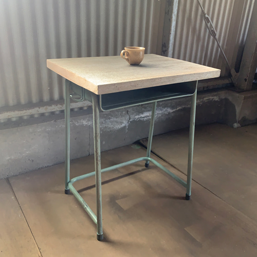 雰囲気の良い古い小学校の机 鉄脚 古材 雰囲気の良い古い小学校の机 鉄