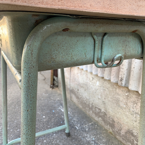 現品限り》無骨な古材テーブル、鉄脚机 学校机 作業台 什器 レトロ