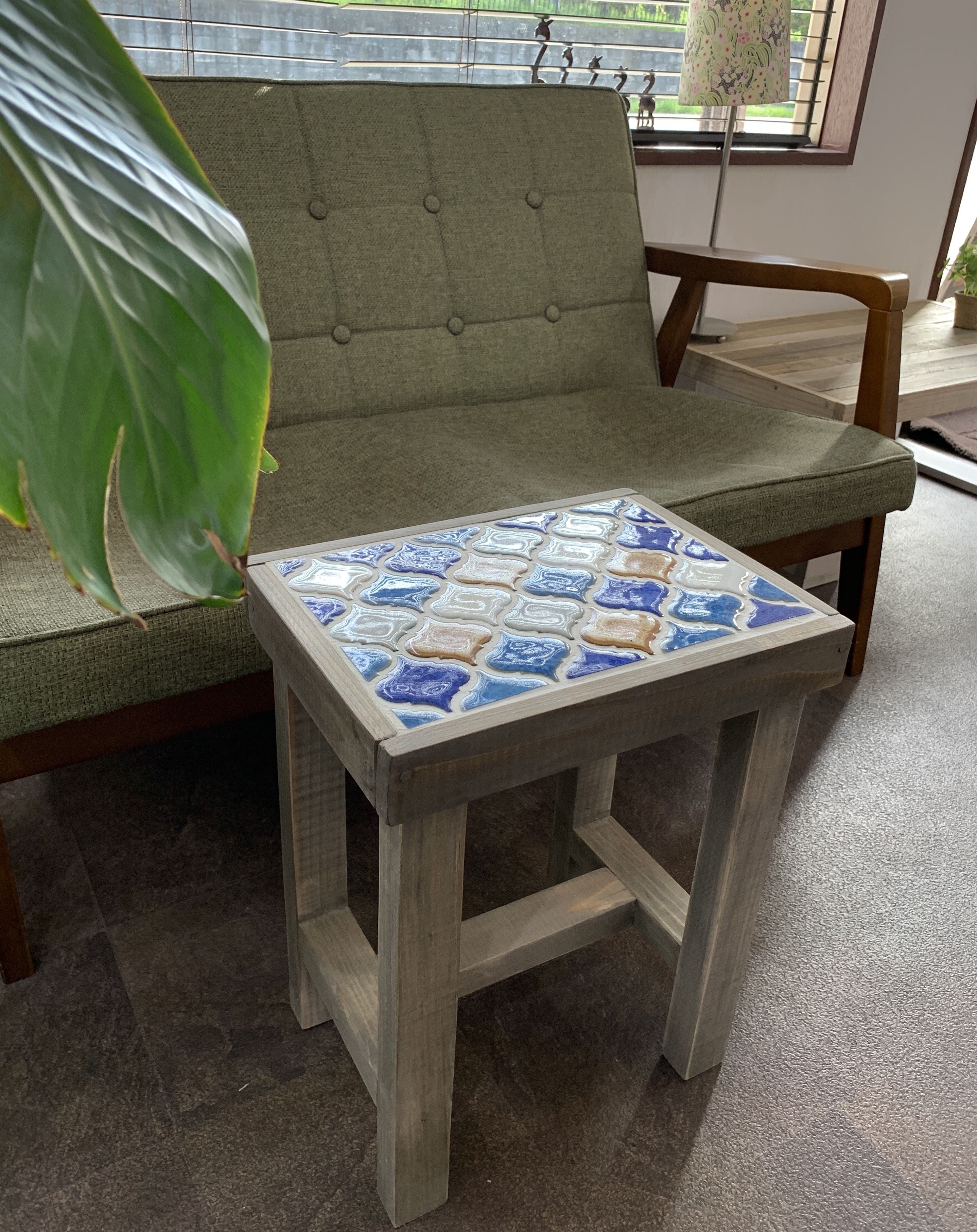 レトロなかわいさが魅力のランタンタイル　サイドテーブル　ブルー系