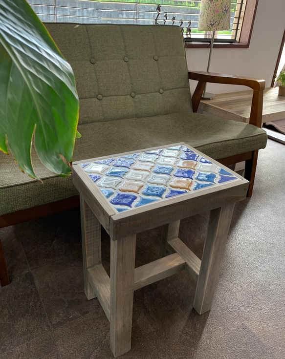 レトロなかわいさが魅力のランタンタイル　サイドテーブル　ブルー系 1枚目の画像