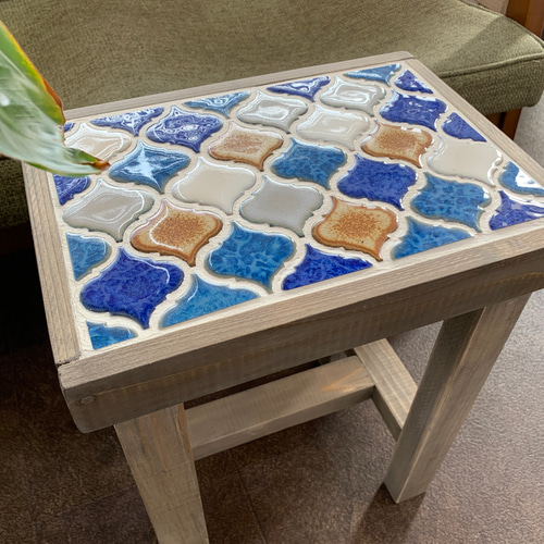 レトロなかわいさが魅力のランタンタイル サイドテーブル ブルー系