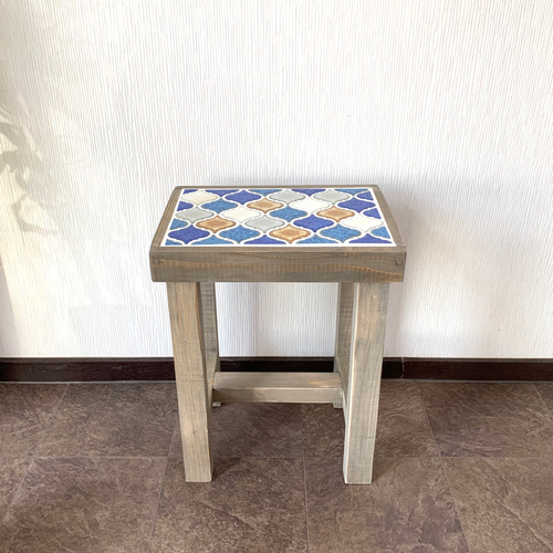 レトロなかわいさが魅力のランタンタイル サイドテーブル ブルー系