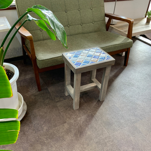 レトロなかわいさが魅力のランタンタイル サイドテーブル ブルー系