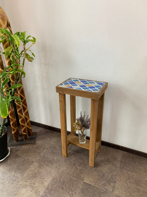 レトロなかわいさが魅力のランタンタイル コンソールテーブル