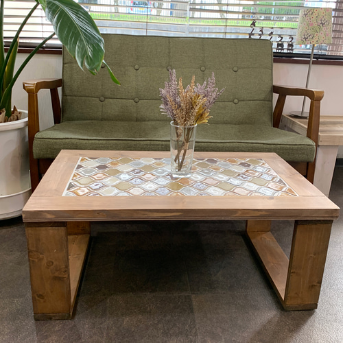 タイルが魅力的なアンティーク・ローテーブル