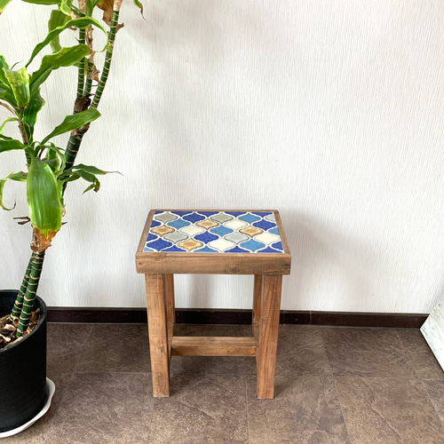 レトロなかわいさが魅力のランタンタイル サイドテーブル ブルー系