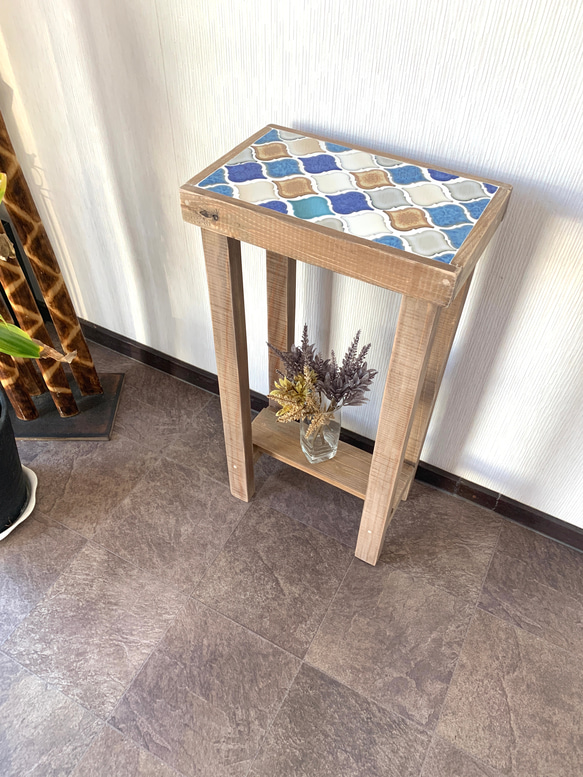 レトロなかわいさが魅力のランタンタイル サイドテーブル ブルー系