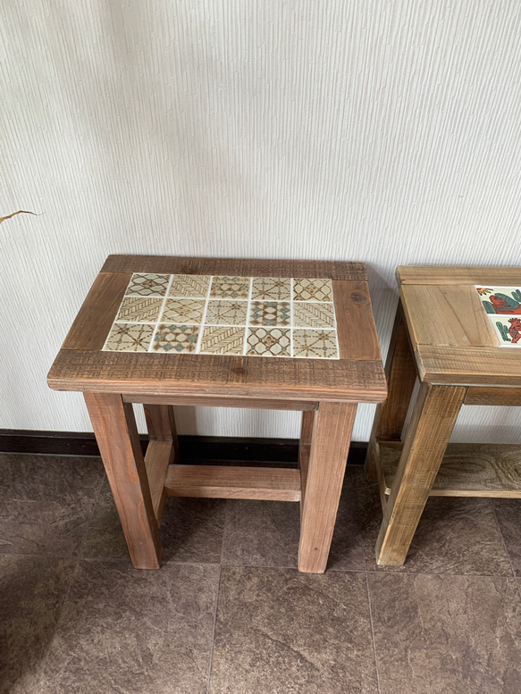 レトロ柄が魅力的！ノスタルジックで多国籍な文様が特徴のモザイクタイルテーブル 2枚目の画像