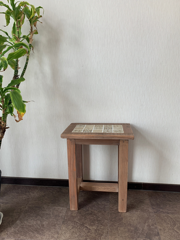 レトロ柄が魅力的！ノスタルジックで多国籍な文様が特徴のモザイクタイルテーブル 3枚目の画像